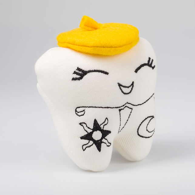 Peluche en forme de dent de lait nommée Plume pour enfants